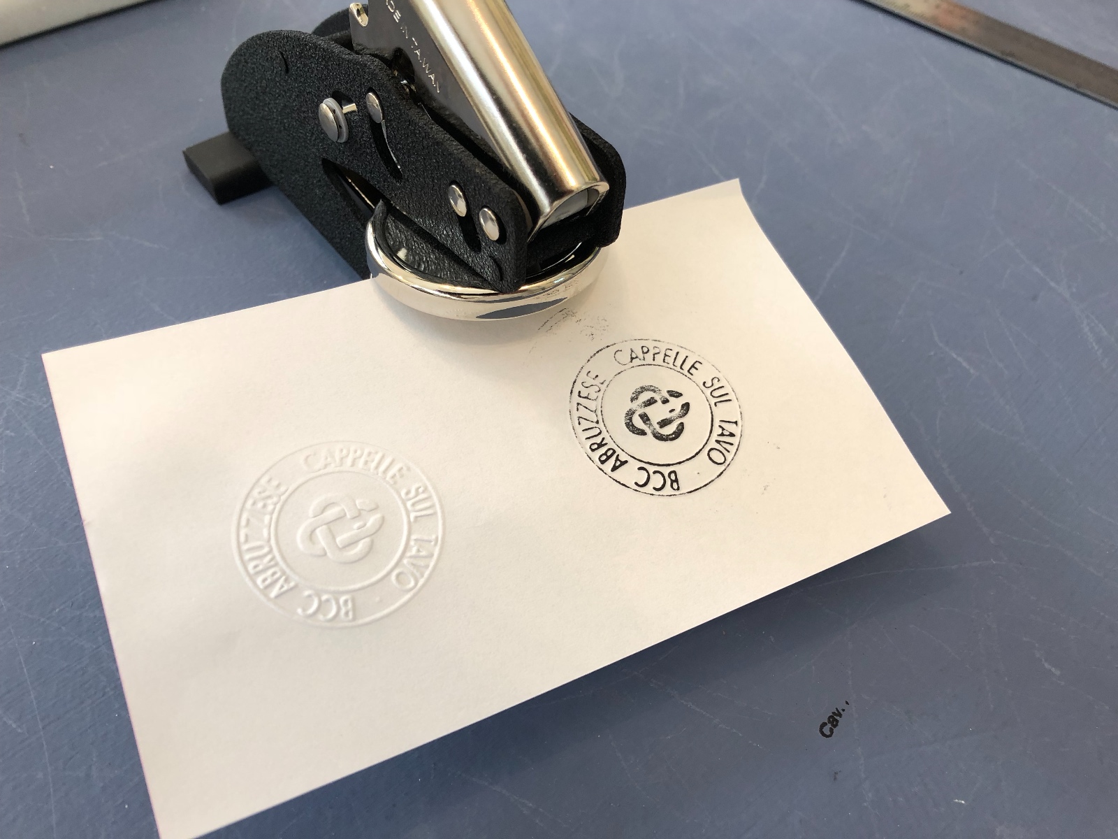 Il Fascino Tattile del Timbro a Rilievo: Un Dettaglio di Eleganza Personalizzato